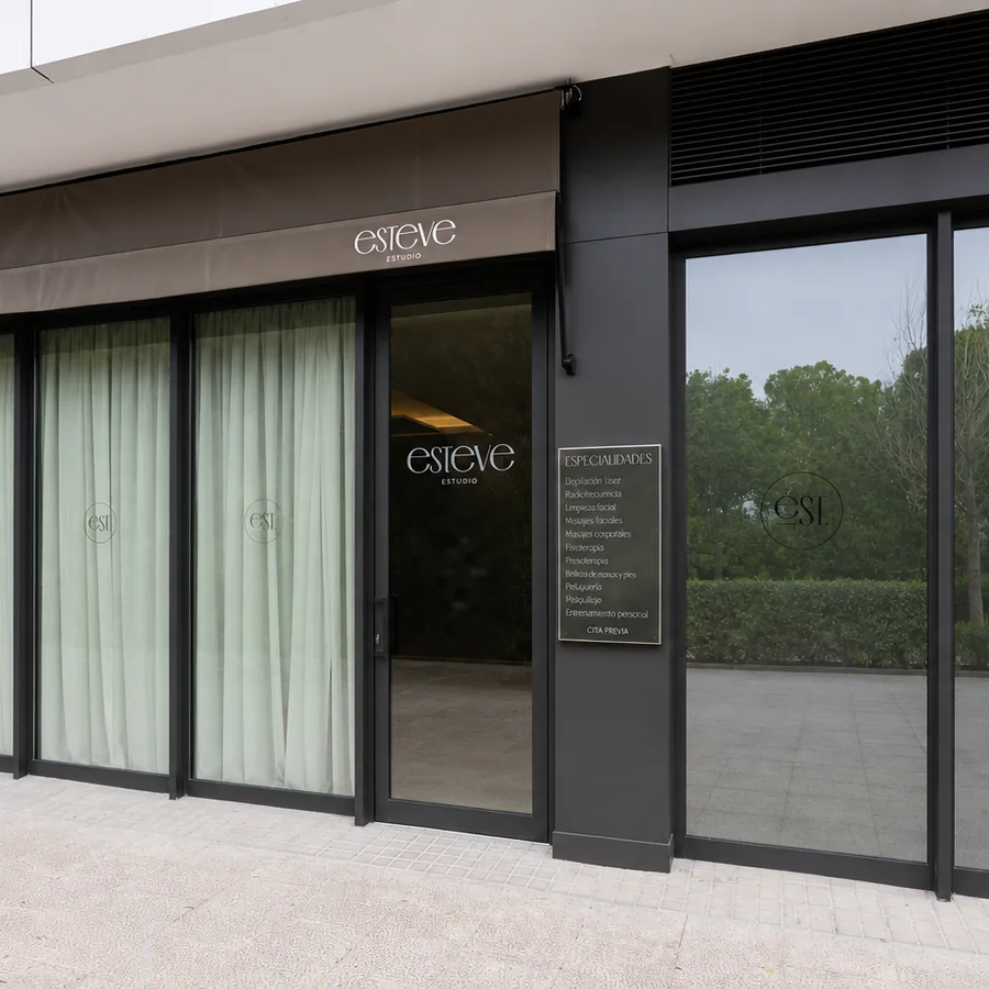 Fachada de Esteve Estudio en la Avenida Fernando Abril Martorell, Valencia